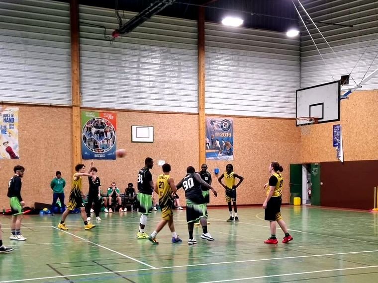 Entraînement des jeunes au gymnase